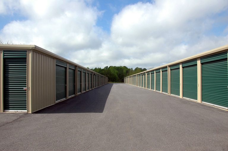 Entrepôts : pourquoi opter pour des rideaux métalliques ?